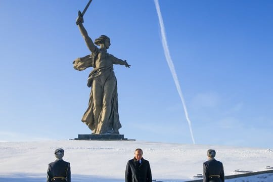 Der russische Präsident Wladimir Putin (M), nimmt an einer Zeremonie an der Mutter-Heimat-Statue in Wolgograd teil.