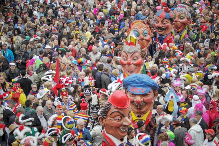 Straßenfassenacht in Mainz: Die "Schwellköpp" des Mainzer Carneval Vereins (MCV) ziehen durch die feiernde Menge am Rosenmontag.