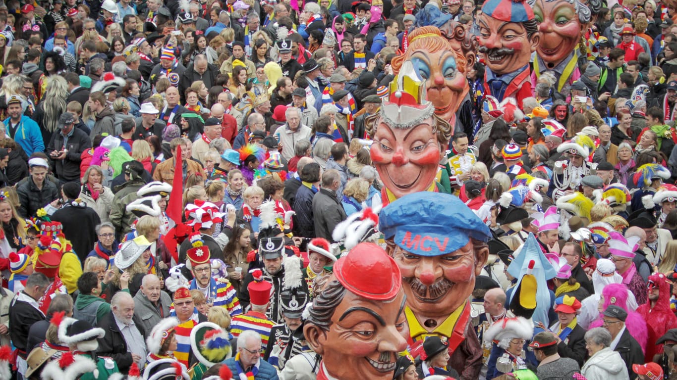 Straßenfassenacht in Mainz: Die "Schwellköpp" des Mainzer Carneval Vereins (MCV) ziehen durch die feiernde Menge am Rosenmontag.