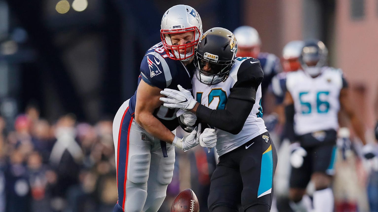 Harter Treffer: Rob Gronkowski (l.) von den New England Patriots krachte im AFC Championship Game mit Barry Church von den Jacksonville Jaguars zusammen und musste mit einer Gehirnerschütterung raus.