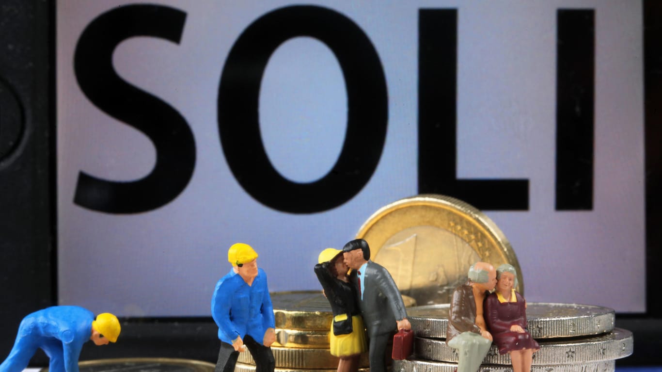 Modellfiguren mit Euro-Münzen: Union und SPD haben sich auf die schrittweise Abschaffung des Solidaritätszuschlags geeinigt.