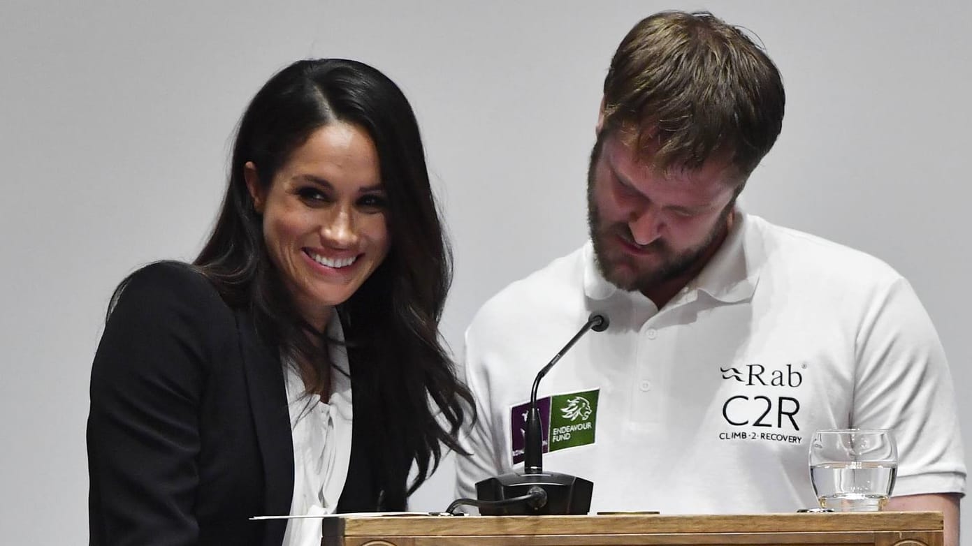 Meghan Markle und Neil Heirtage suchen nach der Liste der Nominierten.