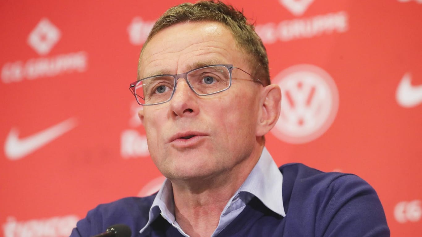 RB-Sportdirektor Ralf Rangnick auf einer Pressekonferenz: Der 59-Jährige fand deutliche Worte.
