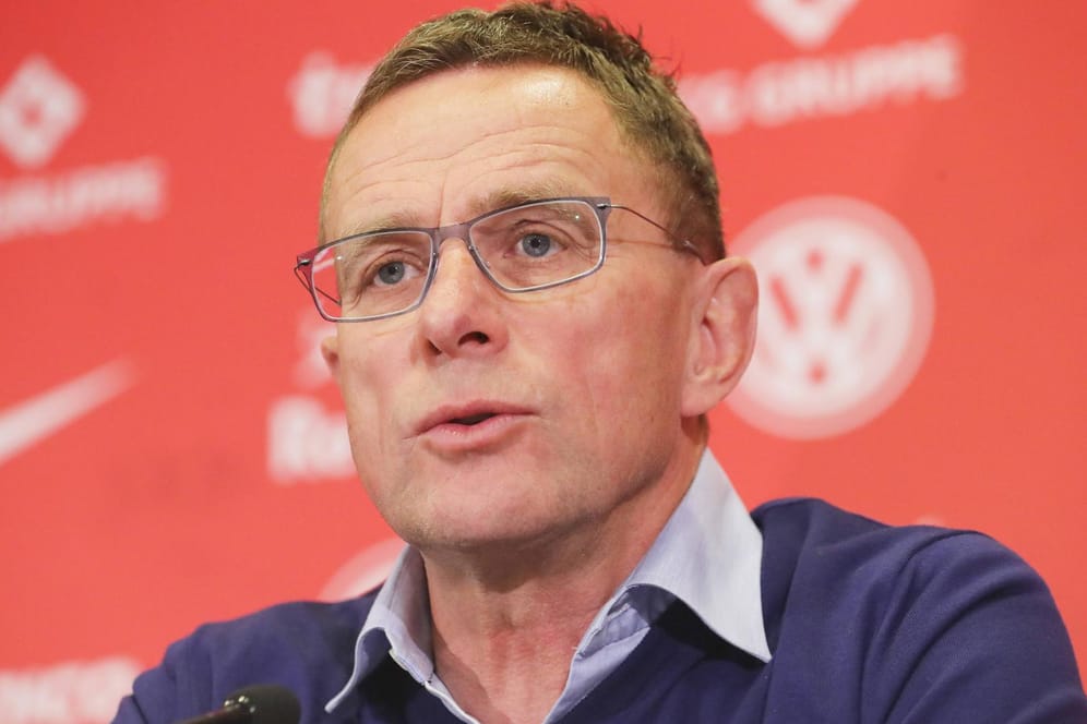 RB-Sportdirektor Ralf Rangnick auf einer Pressekonferenz: Der 59-Jährige fand deutliche Worte.