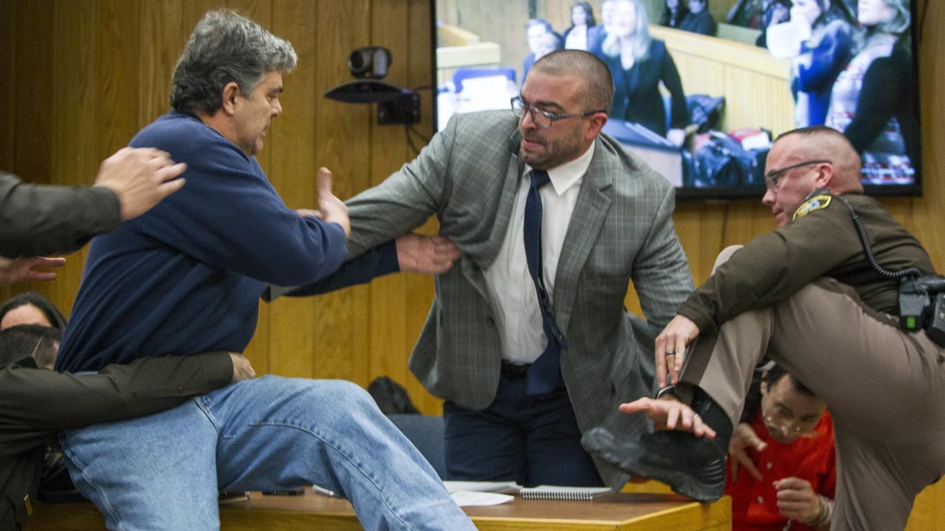 Skandal im Gerichtssaal: Randall Margraves (l.), Vater von drei Missbrauchsopfern, versucht den Angeklagten Larry Nassar zu attackieren.