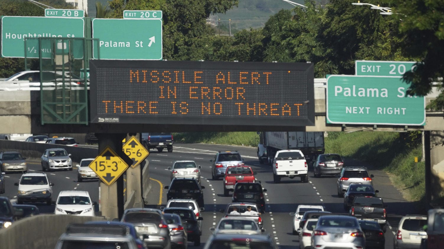 Hinweisschild in Honolulu, Hawaii (USA): Der verantwortliche Mitarbeiter ging von einem echten Angriff aus. Hinweisschild in Honolulu, Hawaii (USA): Der verantwortliche Mitarbeiter ging von einem echten Angriff aus.