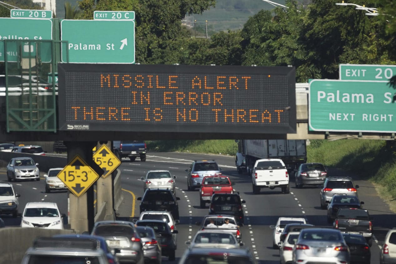Hinweisschild in Honolulu, Hawaii (USA): Der verantwortliche Mitarbeiter ging von einem echten Angriff aus.