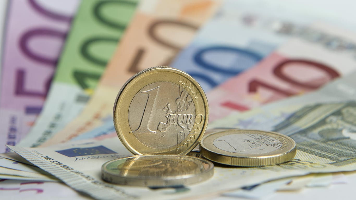 Euro Münzen liegen auf Euro-Banknoten: Der Vorstandschef des Weltmarktführer im Banknotendruck klärt über die Zukunft des Bargeldes auf.