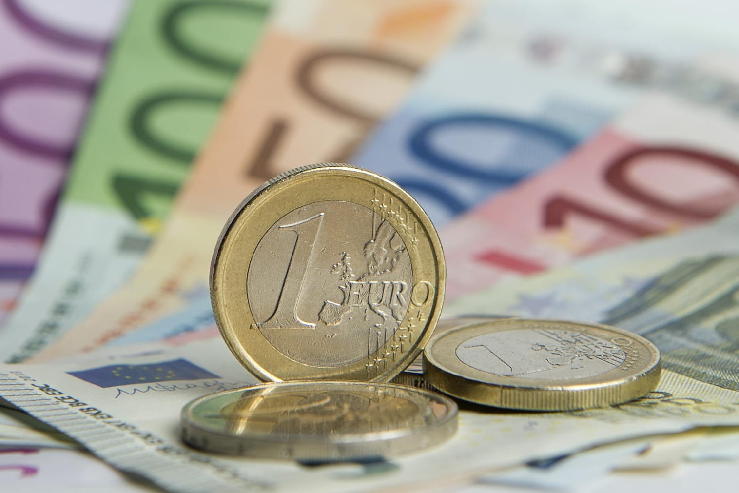 Euro Münzen liegen auf Euro-Banknoten: Der Vorstandschef des Weltmarktführer im Banknotendruck klärt über die Zukunft des Bargeldes auf. Euro Münzen liegen auf Euro-Banknoten: Der Vorstandschef des Weltmarktführer im Banknotendruck klärt über die Zukunft des Bargeldes auf.