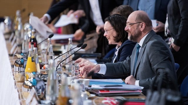 Am Sonntag wollen sie fertig werden - eigentlich. Am Sonntag wollen sie fertig werden - eigentlich.
