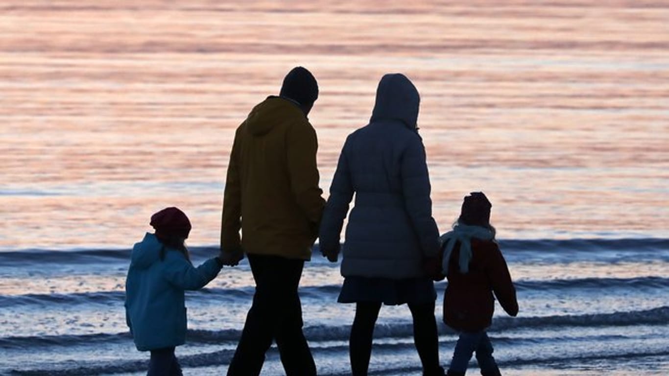 Eine Familie bei einem Spaziergang an der Ostsee.
