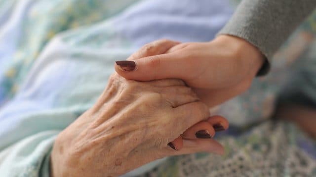 Experten hoffen im Zuge der Koalitionsverhandlungen auf eine Verbesserung in der Pflege für Klinikpatienten (Symbolbild). Experten hoffen im Zuge der Koalitionsverhandlungen auf eine Verbesserung in der Pflege für Klinikpatienten (Symbolbild).