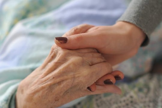 Experten hoffen im Zuge der Koalitionsverhandlungen auf eine Verbesserung in der Pflege für Klinikpatienten (Symbolbild).