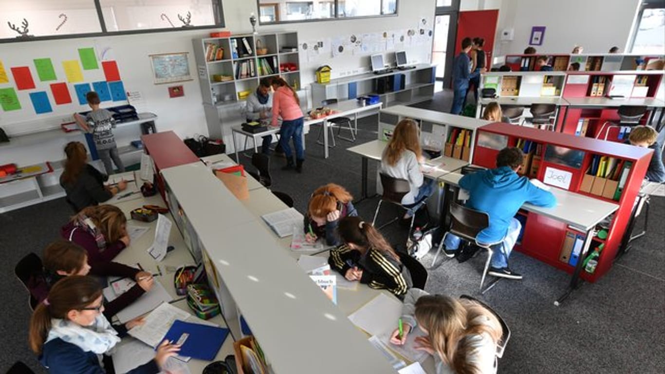 Schüler einer Gemeinschaftsschule in einem Lernzimmer.