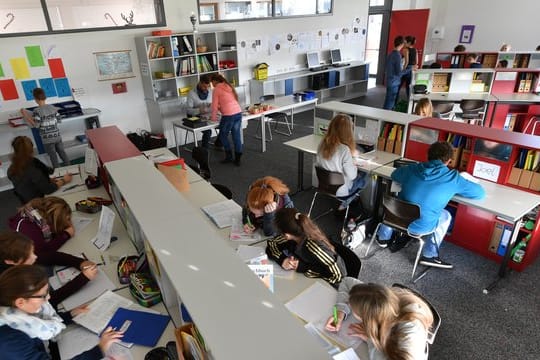 Schüler einer Gemeinschaftsschule in einem Lernzimmer.