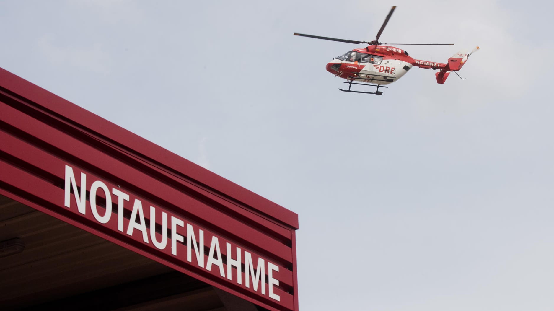 Rettungshubschrauber der DRF Luftrettung: 17-Jähriger sticht gleichaltrigen nieder.