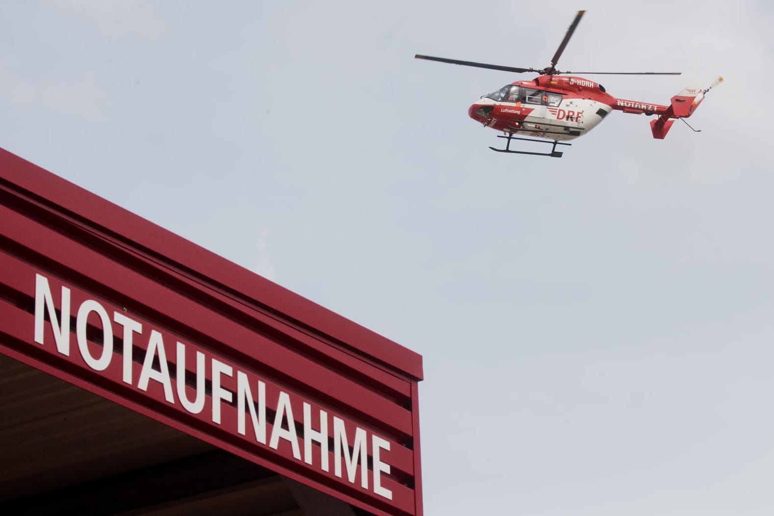 Rettungshubschrauber der DRF Luftrettung: 17-Jähriger sticht gleichaltrigen nieder.