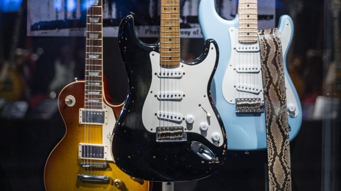In der Stockholmer Ausstellung "Guitars of the Stars" ist auch Eric Claptons berühmte E-Gitarre "Blackie" (M) zu sehen.