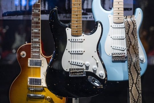 In der Stockholmer Ausstellung "Guitars of the Stars" ist auch Eric Claptons berühmte E-Gitarre "Blackie" (M) zu sehen.