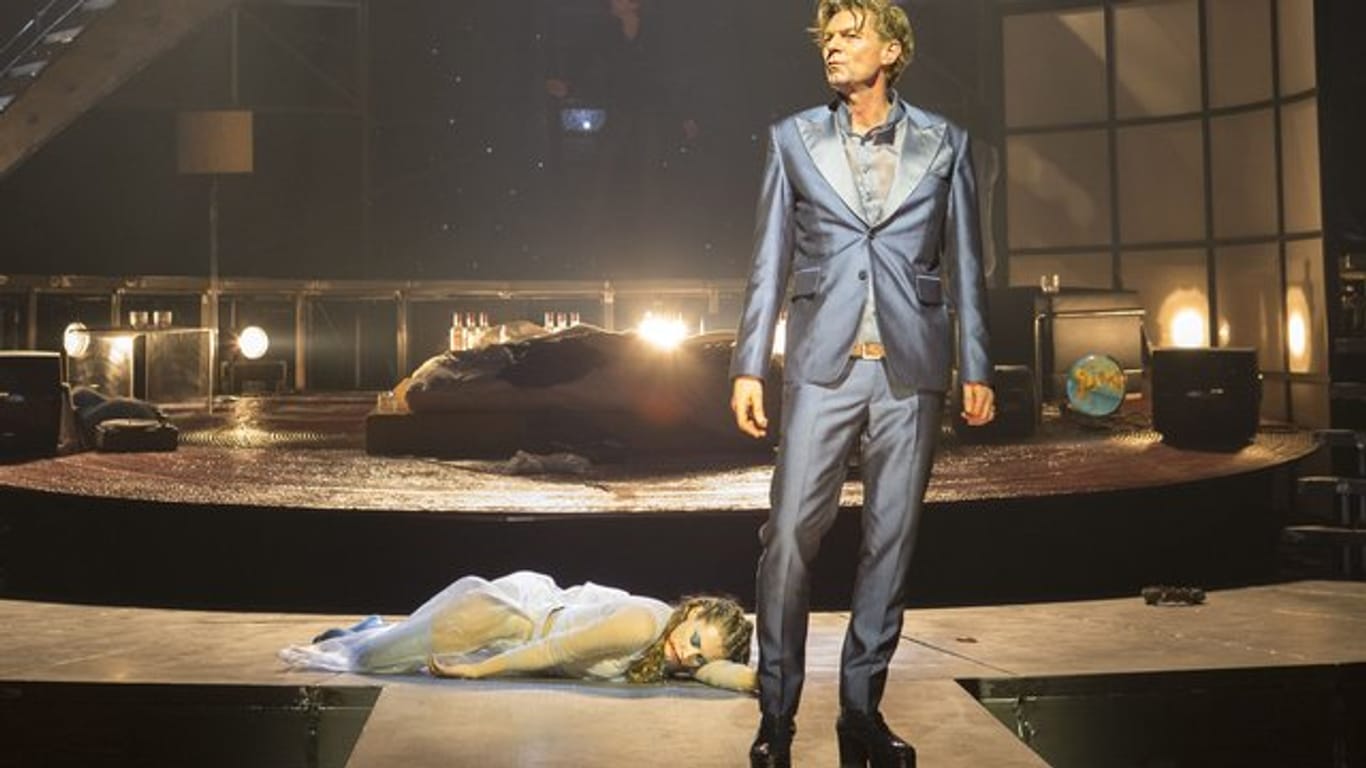 Bowies Musical "Lazarus" wird erstmals in Deutschland aufgeführt.