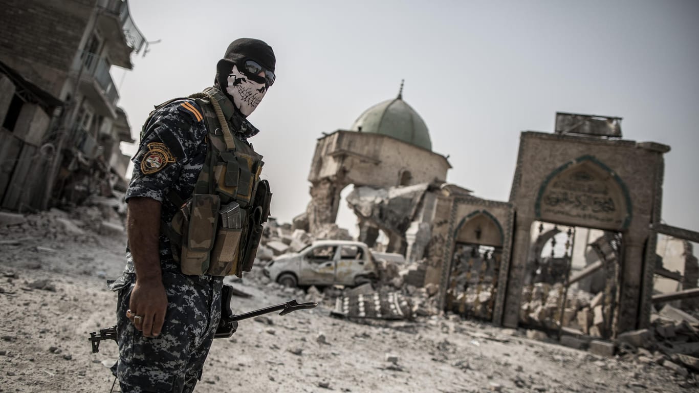 Ein irakischer Polizist in der Altstadt von Mossul: Die irakische Großstadt war eine Hochburg des IS.