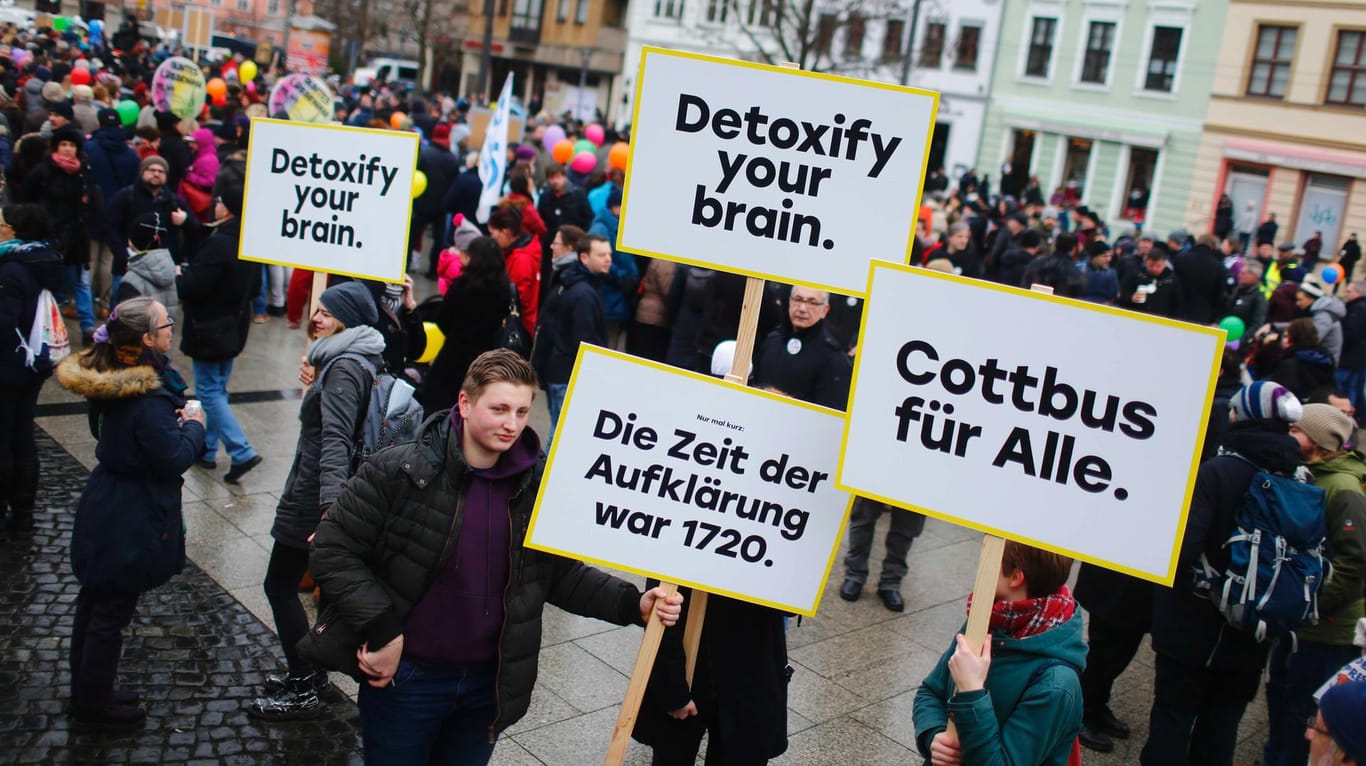 Demonstranten in Cottbus: Cottbusser demonstrieren für Weltoffenheit.