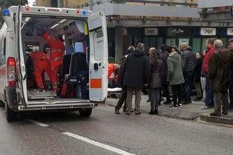 Sanitäter versorgen einen Verletzten in Macerata, nachdem er angeschossen worden ist.