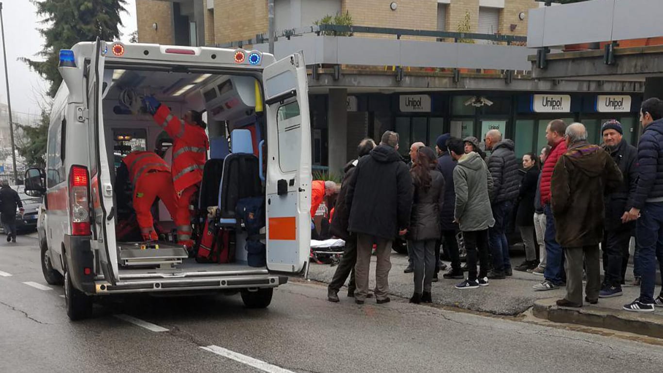 Sanitäter in der Innenstadt von Macerata: Von einem fahrenden Auto aus soll ein Mann am Vormittag auf mehrere Menschen geschossen haben.