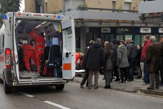 Sanitäter in der Innenstadt von Macerata: Von einem fahrenden Auto aus soll ein Mann am Vormittag auf mehrere Menschen geschossen haben.