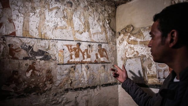 Wandmalereien in einem neu entdeckten Grab in der Nähe der Cheops-Pyramiden in Gizeh: Das 4000 Jahre alte Grab enthält seltene Inschriften und gehört zu einer weiblichen Priesterin aus der fünften Dynastie der Pharaonen.