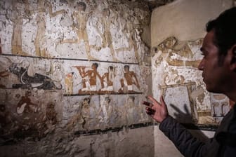 Wandmalereien in einem neu entdeckten Grab in der Nähe der Cheops-Pyramiden in Gizeh: Das 4000 Jahre alte Grab enthält seltene Inschriften und gehört zu einer weiblichen Priesterin aus der fünften Dynastie der Pharaonen.