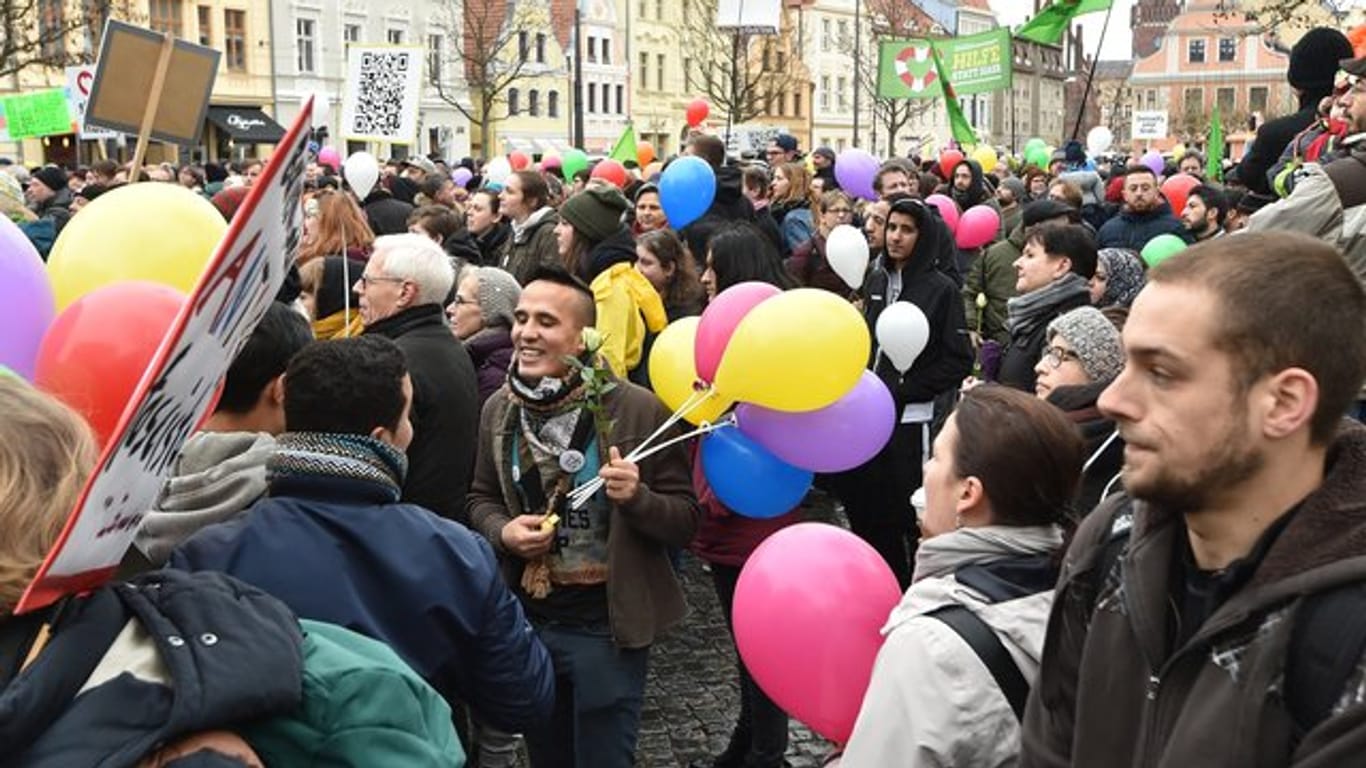 Gemeinsam demonstrieren Flüchtlinge und Cottbuser unter dem Motto "Leben ohne Hass" in der Innenstadt.
