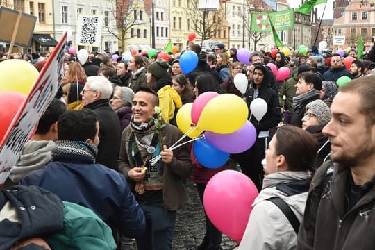 Gemeinsam demonstrieren Flüchtlinge und Cottbuser unter dem Motto "Leben ohne Hass" in der Innenstadt.
