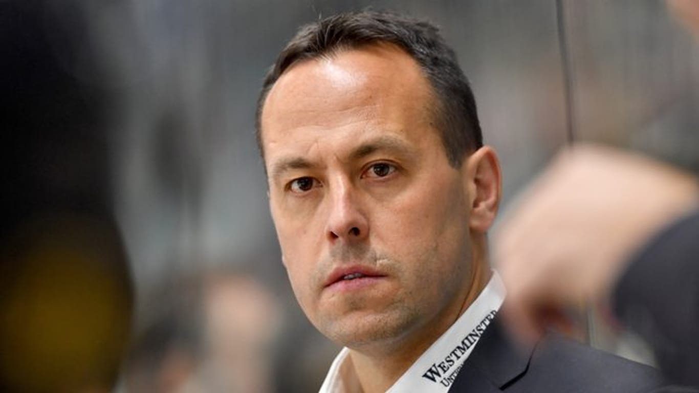 Eishockey-Bundestrainer Marco Sturm bittet sein Team zu einem Kurz-Trainingslager in Füssen.
