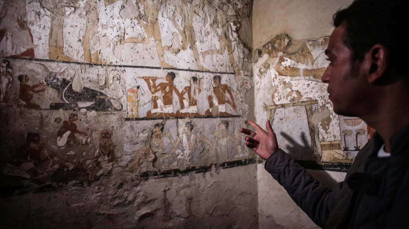 Archäologe zeigt auf Wandmalerei in neu entdecktem Grab in Gizeh, Ägypten: Forscher entdecken 4000 Jahre altes Grab.