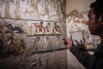 Archäologe zeigt auf Wandmalerei in neu entdecktem Grab in Gizeh, Ägypten: Forscher entdecken 4000 Jahre altes Grab.