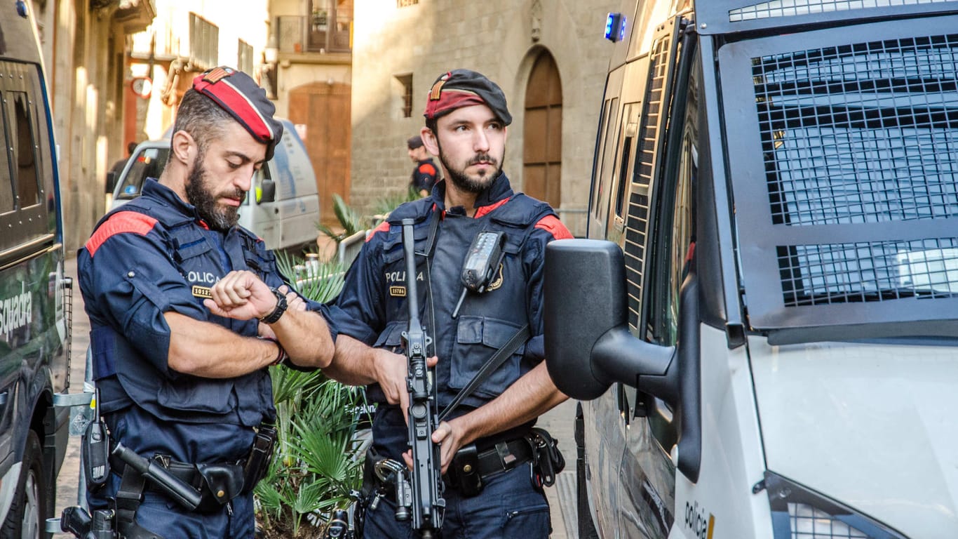 Spanische Polizisten in Katalonien: Landesweit ist die Polizei gegen einen Pädophilenring vorgegangen.