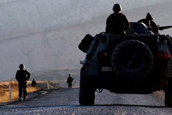 Türkische Soldaten an der Grenze zu Syrien: Laut Human Rights Watch sollen Soldaten auf syrische Flüchtlinge geschossen haben.