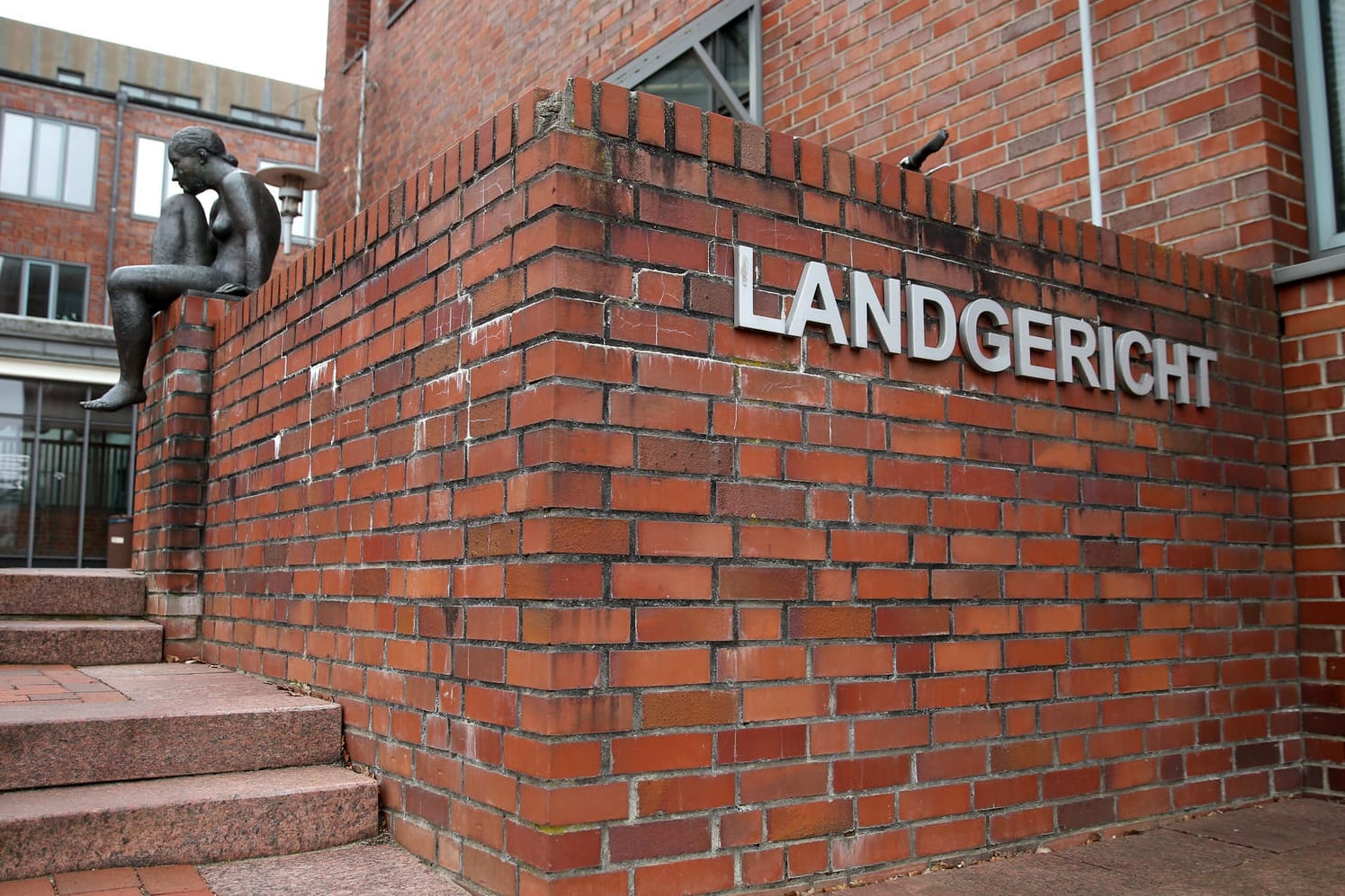 Das Landgericht in Itzehoe: Die Staatsanwaltschaft prüft den Fall zweier syrischer Flüchtlinge, die jeweils mit zwei Ehefrauen zusammenleben sollen.