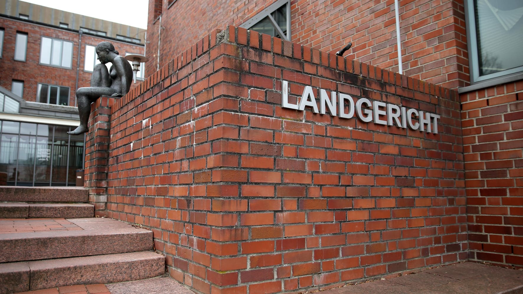Das Landgericht in Itzehoe: Die Staatsanwaltschaft prüft den Fall zweier syrischer Flüchtlinge, die jeweils mit zwei Ehefrauen zusammenleben sollen. Das Landgericht in Itzehoe: Die Staatsanwaltschaft prüft den Fall zweier syrischer Flüchtlinge, die jeweils mit zwei Ehefrauen zusammenleben sollen.