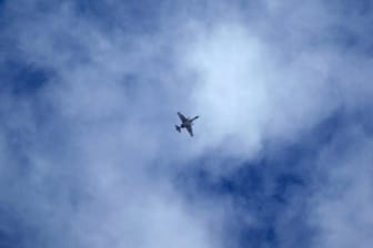 Mutmaßlich russischer Kampfjet im Flug über Idlib: Syrische Rebellen schossen am Samstag in der Region ein russisches Flugzeug ab.