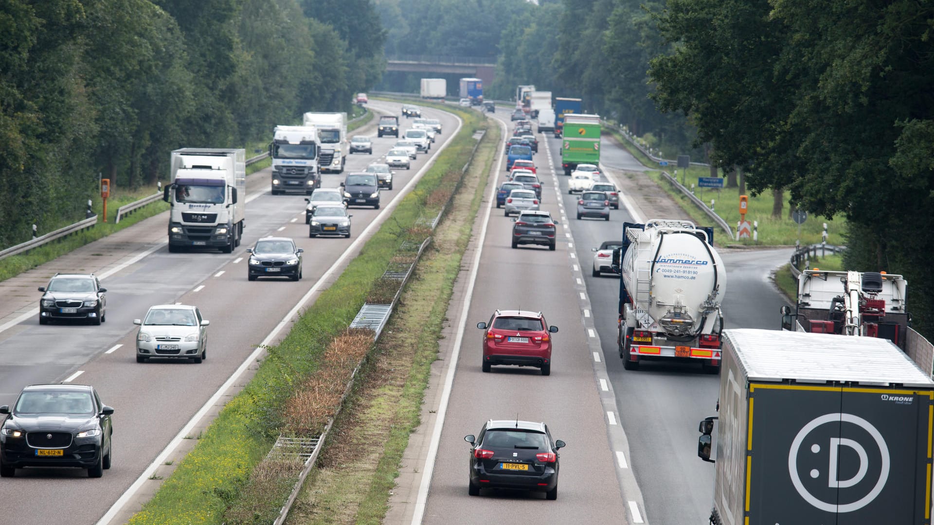 Während der Autofahrt: Ein 17-Jähriger hat seine Mitfahrer mit einer Spielzeugwaffe bedroht und damit für eine Großfahndung gesorgt. (Symbolbild) Während der Autofahrt: Ein 17-Jähriger hat seine Mitfahrer mit einer Spielzeugwaffe bedroht und damit für eine Großfahndung gesorgt. (Symbolbild)