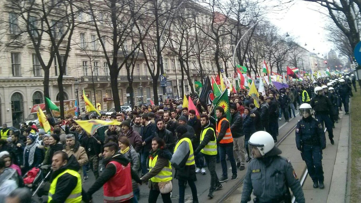 Demonstration in Wien: Nicht nur in Deutschland protestieren tausende Menschen gegen die türkische Militäroffensive in Syrien.