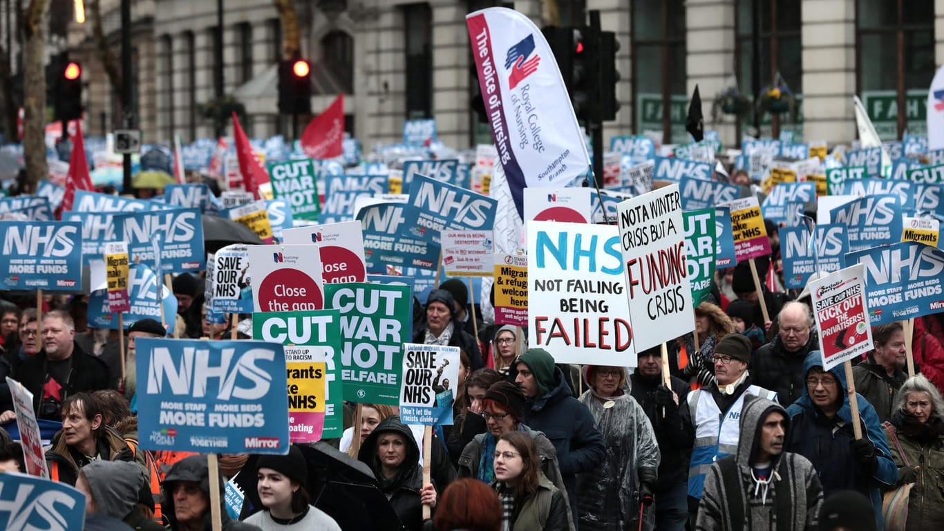 Demonstrationen in London: Tausende Menschen beklagen die Missstände des britischen Gesundheitssystems.