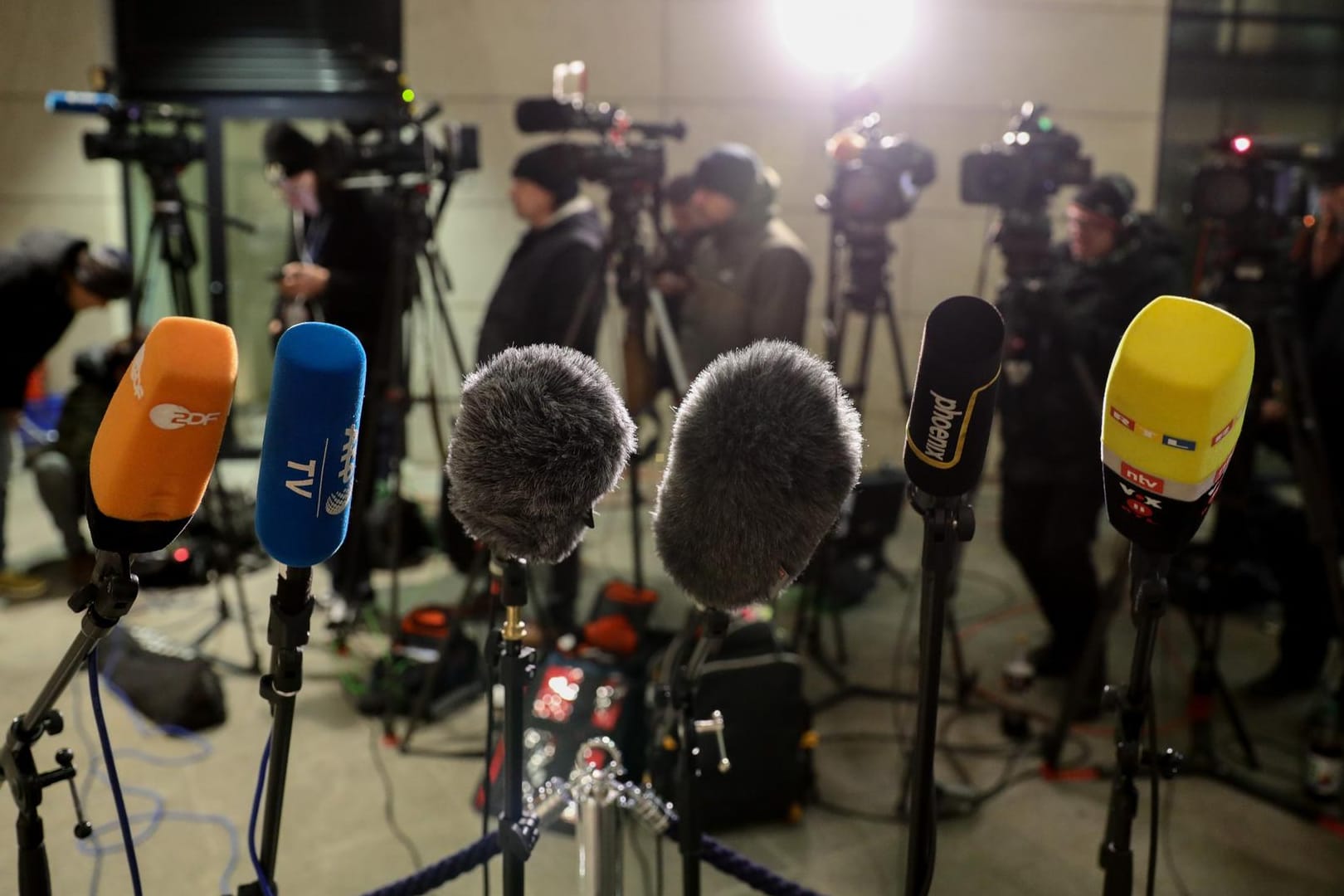 Mikrofone vor dem Willy-Brandt-Haus: In der SPD-Zentrale wollen sich die Unterhändler am Sonntag einig werden.