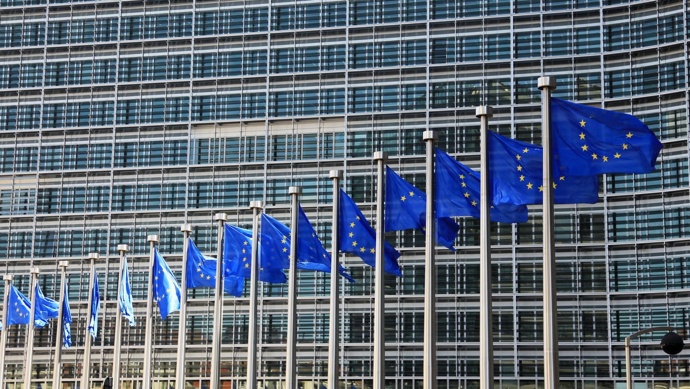 Europa-Fahnen vor dem EU-Hauptquartier in Brüssel: Die EU-Kommission sieht eine "historisch günstige Gelegenheit" für den Beitritt von sechs Balkan-Ländern.