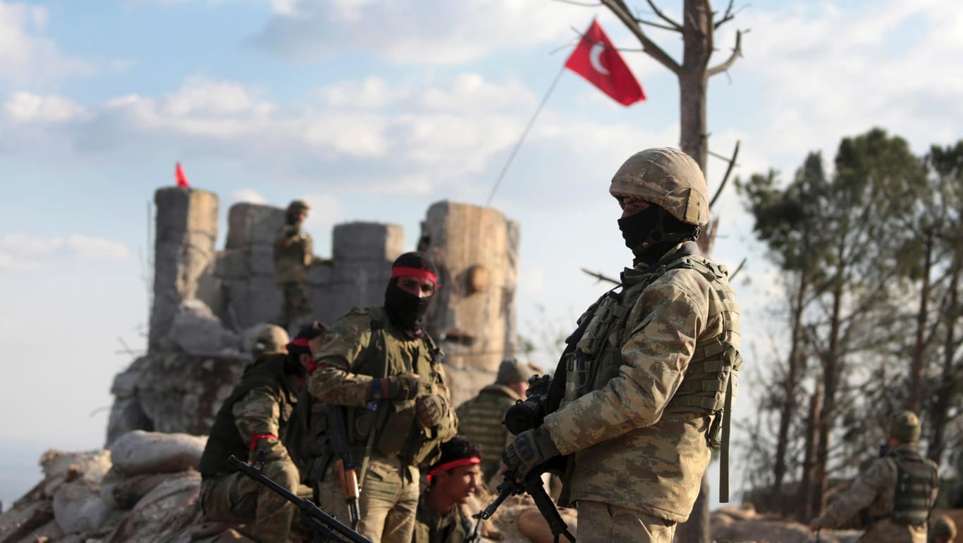 Türkische Soldaten und syrische Verbündete bei Afrin: Am Samstag haben kurdische Kämpfer einen türkischen Panzer attackiert.