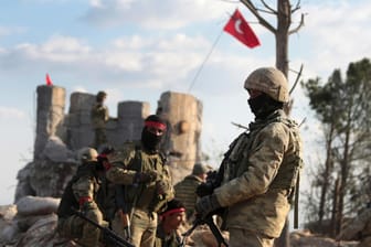 Türkische Soldaten und syrische Verbündete bei Afrin: Am Samstag haben kurdische Kämpfer einen türkischen Panzer attackiert.