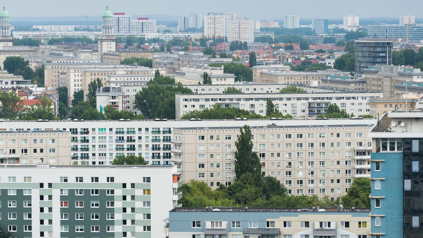 Wohnblöcke in Berlin: Aus Sicht des Mieterbundes müssten bundesweit knapp 400.000 Wohnungen im Jahr gebaut werden.