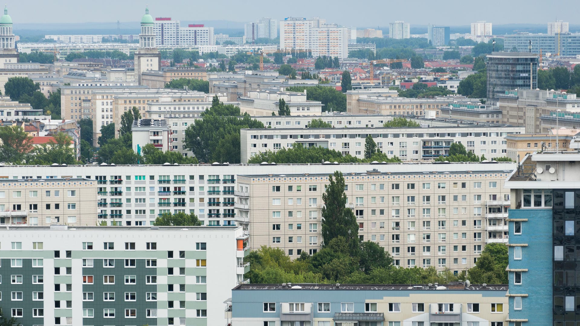 Wohnblöcke in Berlin: Aus Sicht des Mieterbundes müssten bundesweit knapp 400.000 Wohnungen im Jahr gebaut werden.